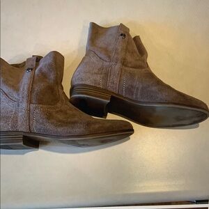 FRYE & Company Tan Suede Ankle Booties, size 7.5